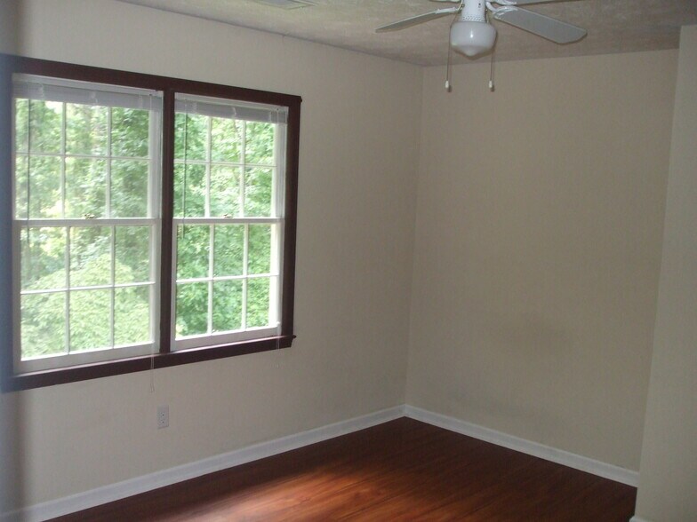 Building Photo - 2020 Oak Village Ln