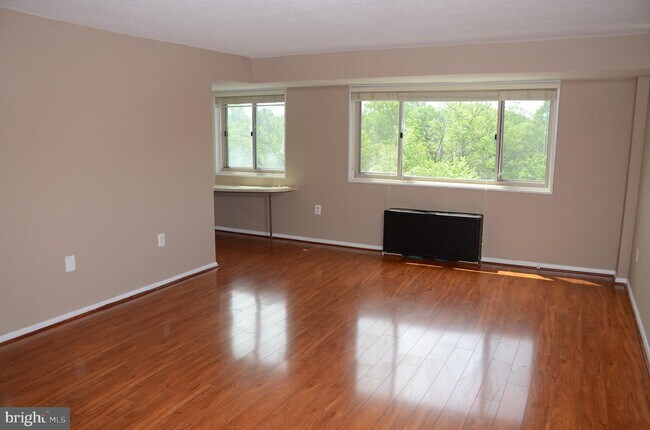 Building Photo - 2500 N Van Dorn St