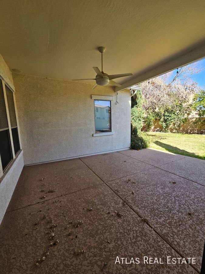 Building Photo - 1076 E Phelps St