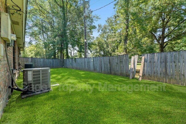 Building Photo - 1142/1144 Willow Creek Dr