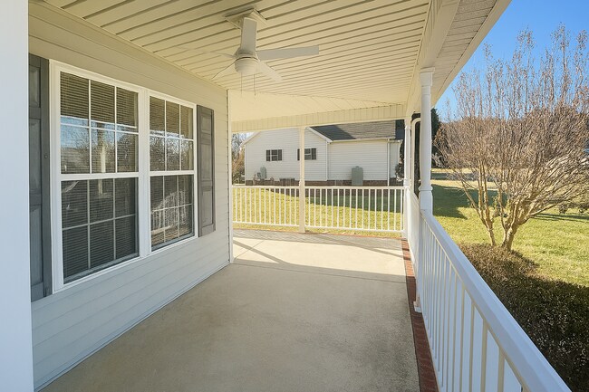 Building Photo - Three bedroom, 2 bath house in Haw River