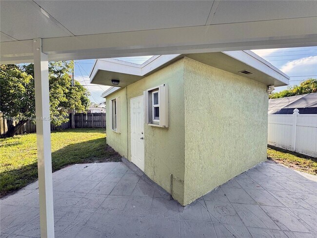 Building Photo - 1400 N 70th Way