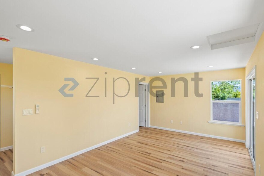 Building Photo - 732 W Edmundson Ave