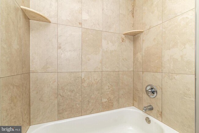 Building Photo - 400 E Main St