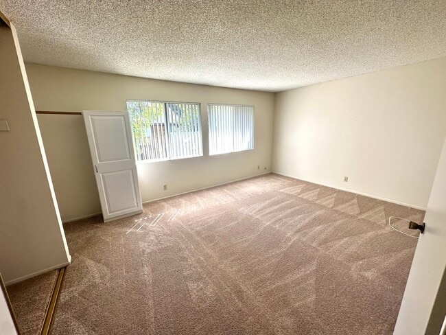 Building Photo - Spacious Woodbridge Condo -Townhouse model...