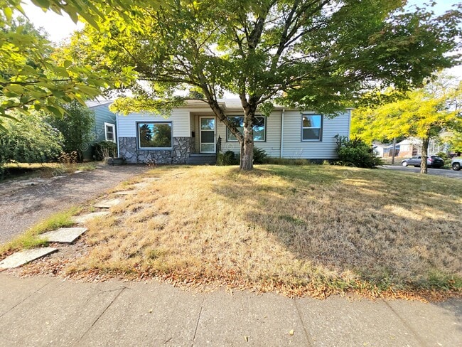 Primary Photo - 7037 N Monteith Ave