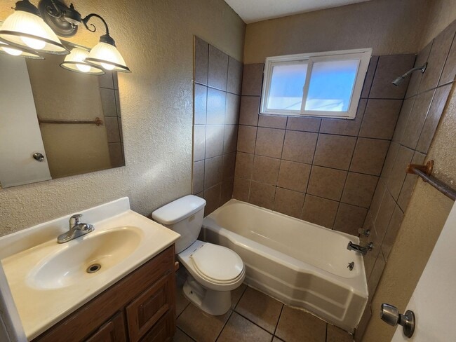 Building Photo - $550 - 1 bed 1 bath apartment *FIRST FULL MONTH RENT FREE*