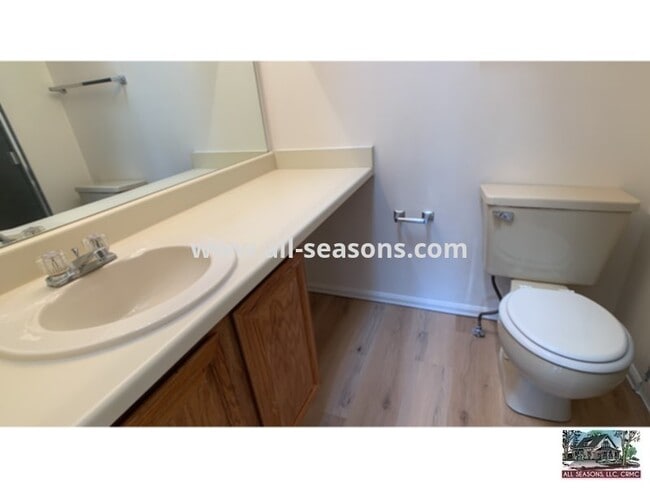 Building Photo - Spacious 2 bedroom condo near World Arena!