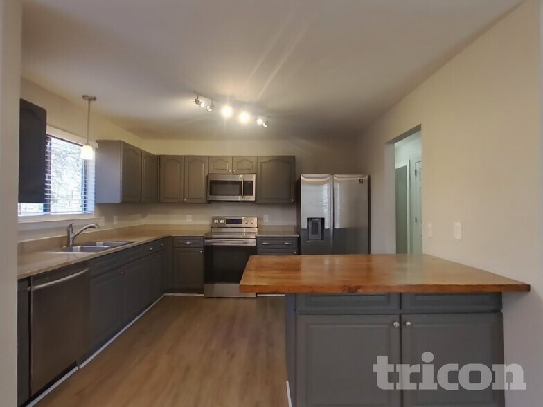 Building Photo - 2405 Ravine Dr
