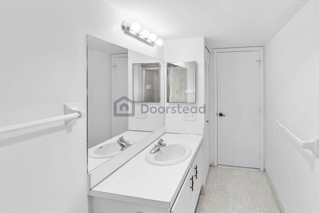 Building Photo - 4172 Inverrary Dr