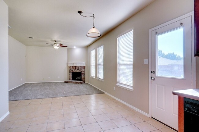 Building Photo - Spacious 3-2-2 Home in Lake Pointe across from Boswell High School! Winter Special!