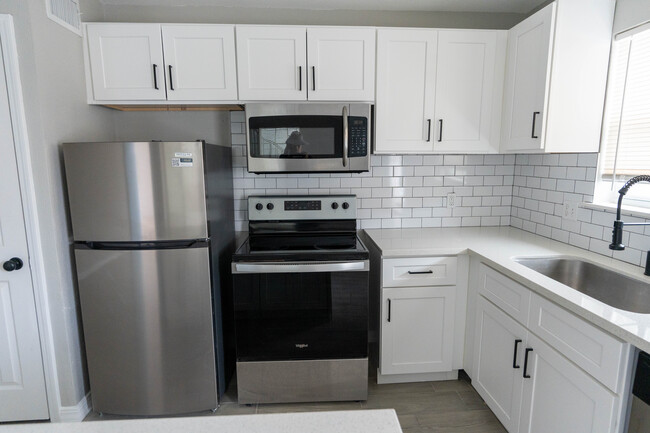 New Stainless Steel Appliances - 9711 Linkmeadow Ln