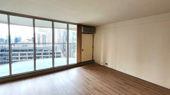 Building Photo - 300 N State St