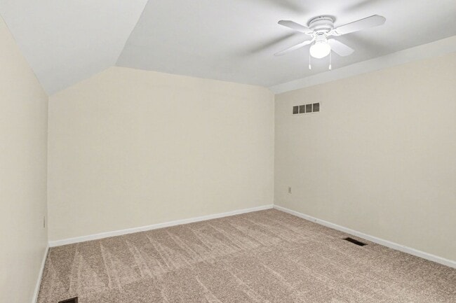 Building Photo - Beautiful Spacious Townhome