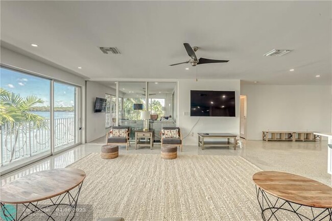 Building Photo - 2717 Yacht Club Blvd