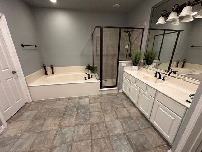 Building Photo - 1004 Colonial Dr