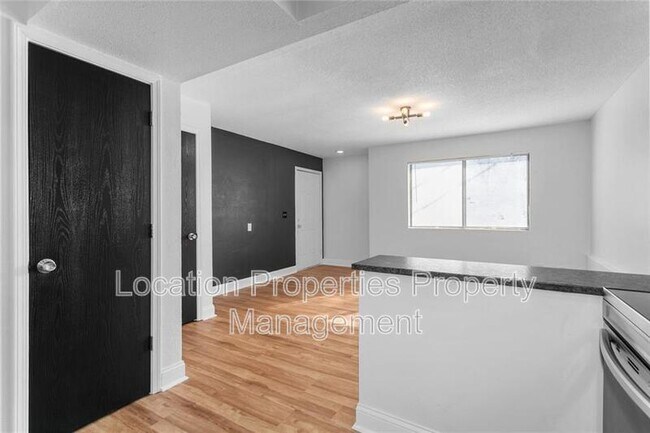 Building Photo - 1502 W 25th Ct