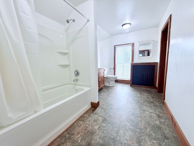 Building Photo - 5-Bed 2-Bath House in Reinbeck