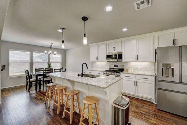 Building Photo - Beautiful Fully Furnished Home in Broken Arrow!