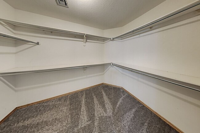 Building Photo - Very Nice 3 Bedroom 2 Bath Home in Yukon Schools