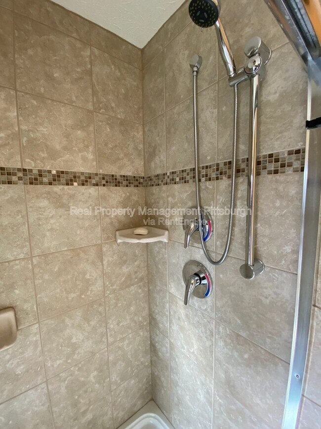 Building Photo - 449 Beech Dr