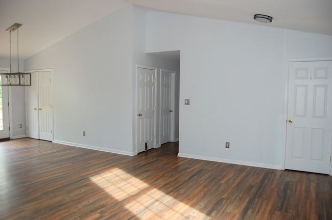 Building Photo - 3 Bedroom Home in Forest