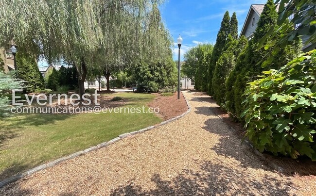 Building Photo - 2 Bed/2.5 Bath Home with Fenced Yard / Available Soon!