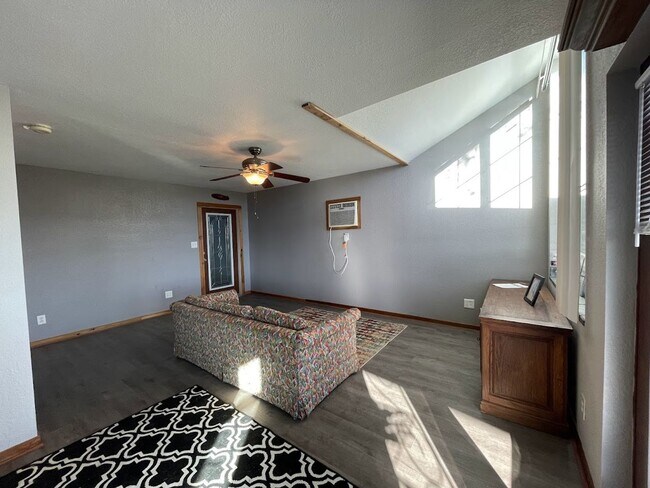 Building Photo - NEW ON MARKET // ALL BILLS PAID !