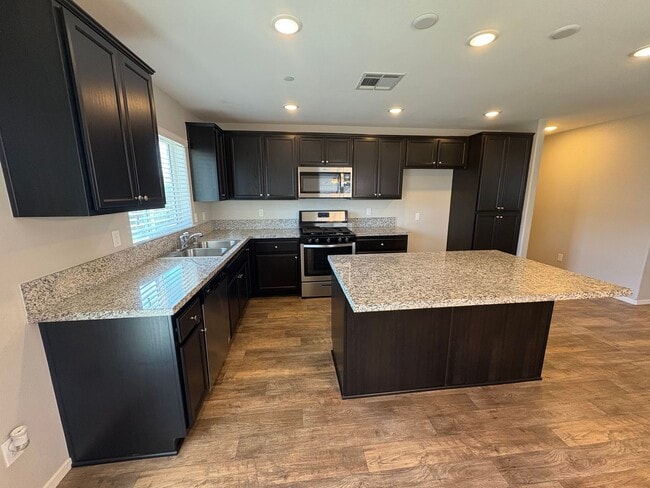 Building Photo - NW Visalia Home Available Now!