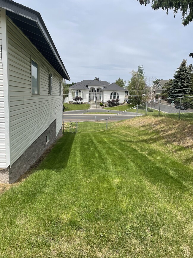 Building Photo - 740 NE Loper Ave