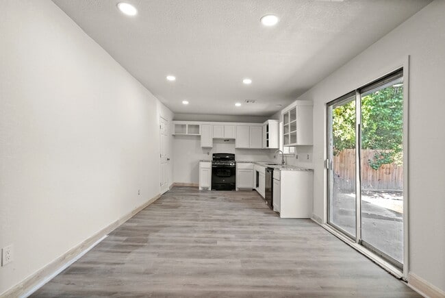 Building Photo - 412 W Austin St