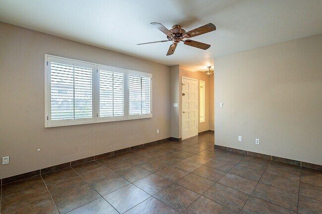 Building Photo - Charming 3 bedroom townhome near everything!