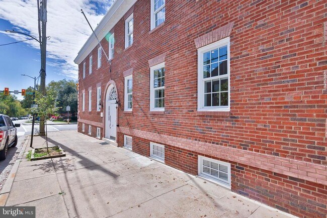 Building Photo - 221 S Alfred St