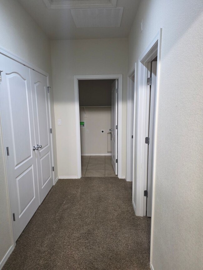 Building Photo - NW 3/BD 2/BA 2/CG Single Story