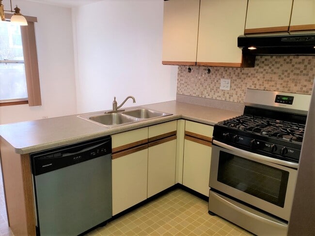 Building Photo - 107 Sumac Ln