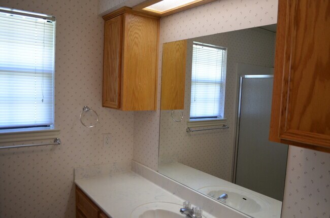 Building Photo - 910 Crymes Ln