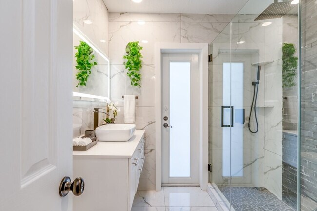 Building Photo - 834 SW 14th Ct