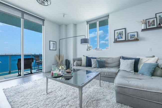 Building Photo - 700 NE 25th St