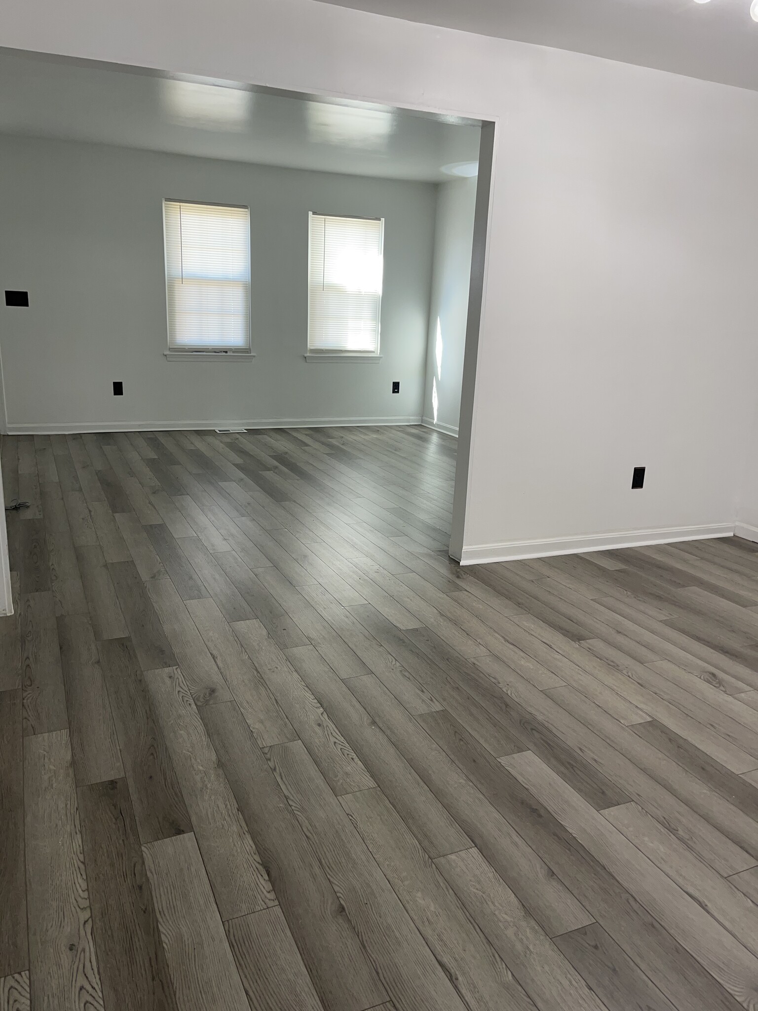 Building Photo - 147 Holmes St