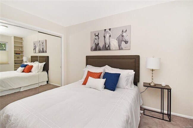 Building Photo - HIGHLY DESIRABLE West Pearl 2 Bed 1 Bath Top Floor Condo-Available August 5th!