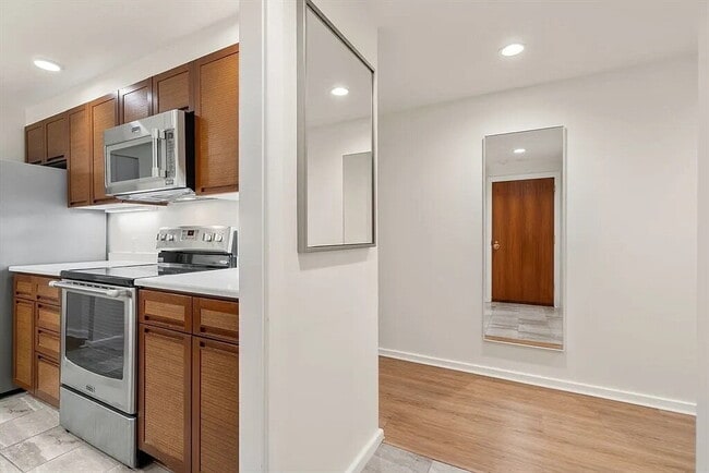 Building Photo - Stylish & inviting, this southeast-facing 1 bed 1 bath in the coveted University Green offers