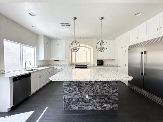 Building Photo - A beautiful 2 stories 5 Bedroom Home in a Highly Desired Location
