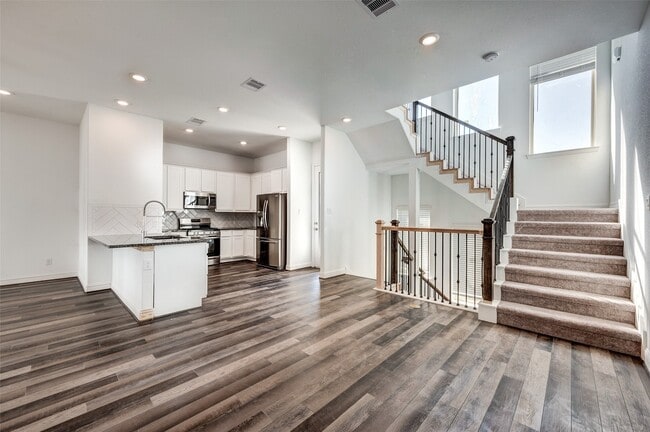 Building Photo - 11017 Mikula Dr