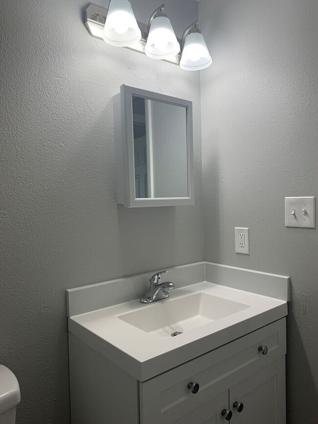 Building Photo - Updated 2 bedroom ranch in north Loveland! RENT INCLUDES: Water/Sewer/Gas/Trash/Common Area Electric