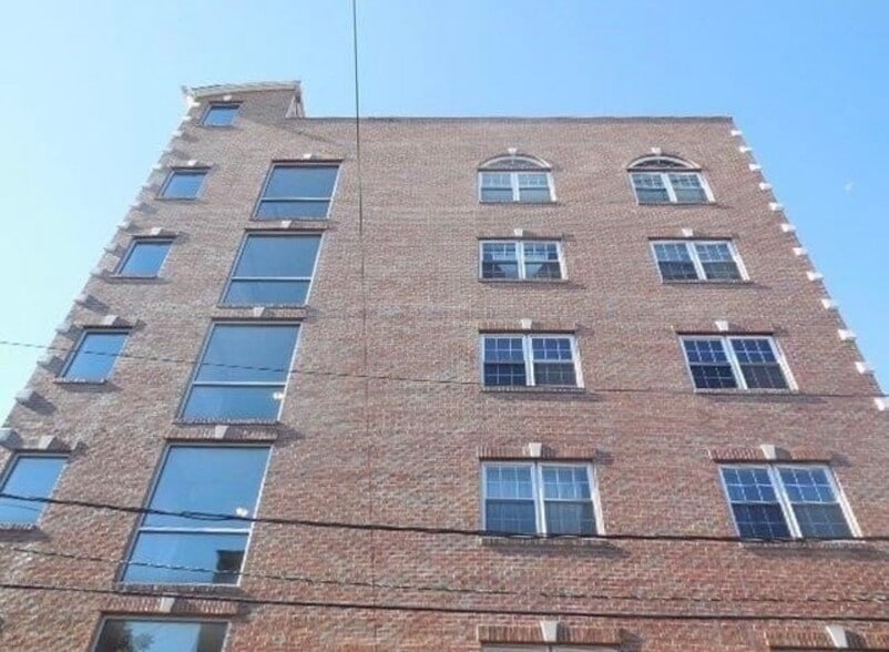 Building Photo - 413 9th St