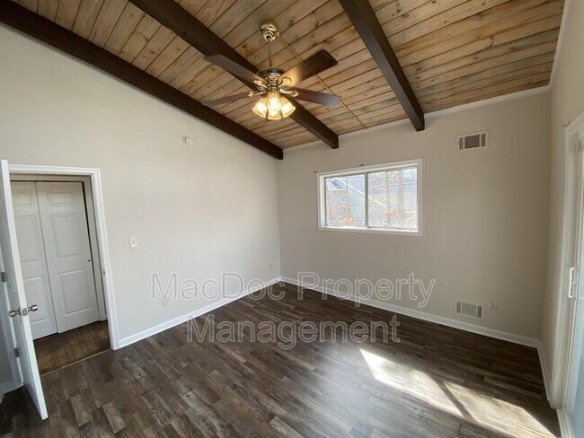 Building Photo - 3621 Lakeview Pkwy