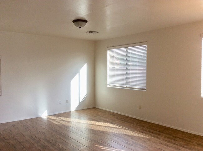 Building Photo - 4 Bdrm + Den / 2.5 Bath, 2 Story NW, off T...