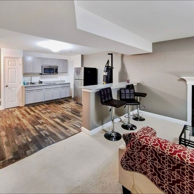 Building Photo - Amazing 5 BR/3.5 BA Single-Family Home in ...