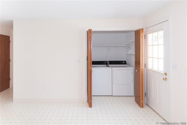 Building Photo - 6 Larkspur Ln