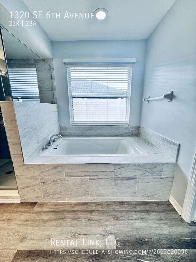 Building Photo - 1320 SE 6th Ave